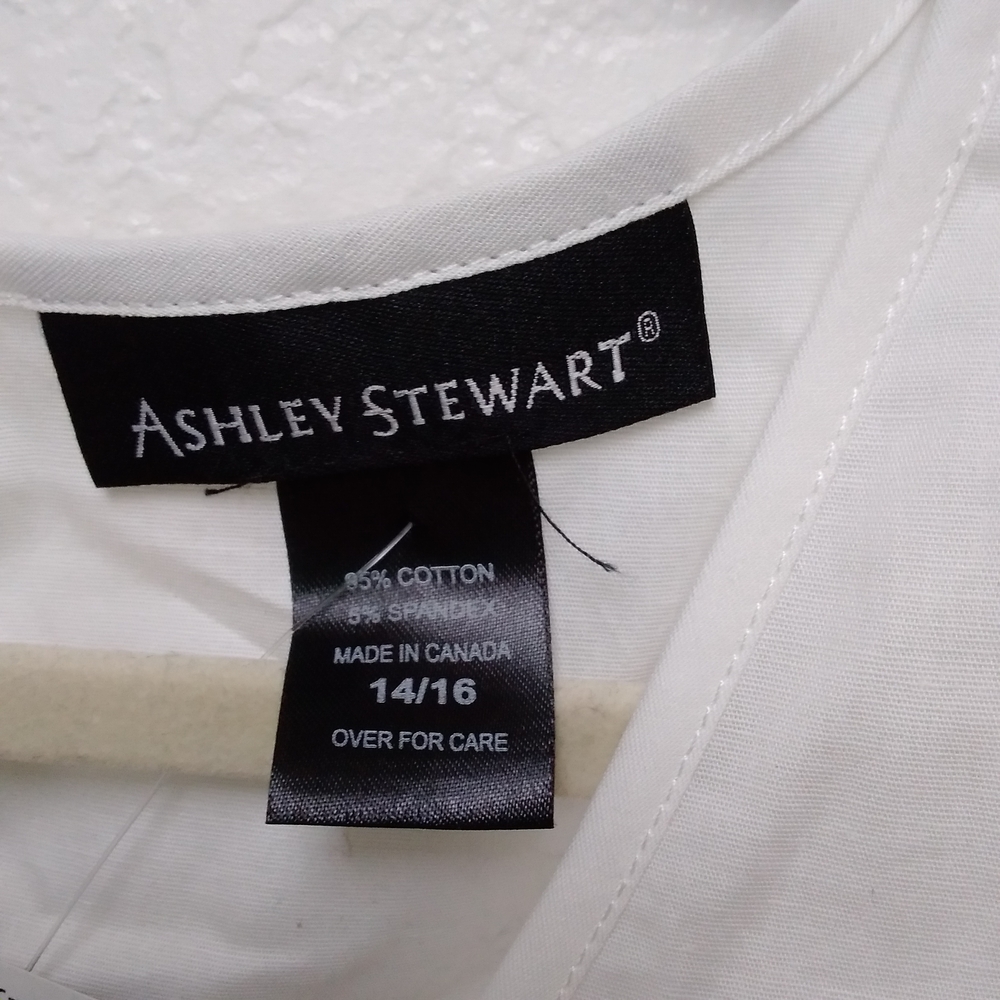 White V-Neck Puff Sleeve Top - Picture 4 of 10